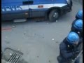 Video shock: manifestanti aggrediscono poliziotti. Chi sono i violenti?