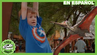 Justas En El Festival Del Renacimiento Del Parque De Diversiones Con Aaron Dinosaurios Para Niños