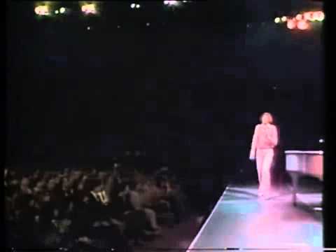 Barry Manilow - I can't smile without you (live) thumb