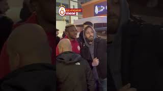 Osimhen, Kasımpaşa Maçı Sonrası Taraftarların Fotoğraf Çekilme İsteğini Kırmadı