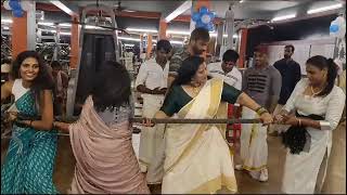 Minu Muneer In Tug Of War