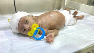 Donner Une Tétine À Bébé Naveed Après Le Repas Moments Mignons Pour Bébé