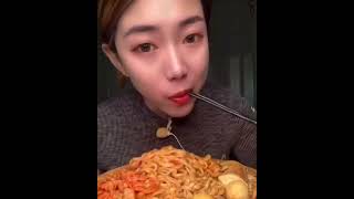 Hızlı Yemek Yiyen Çinli Kadın (Asmr ları) #shorts