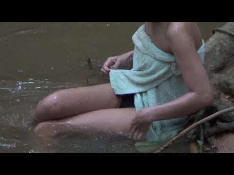 Голая девушка с сетью в речке