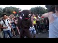 куча народу. танцуют люди Медведь 