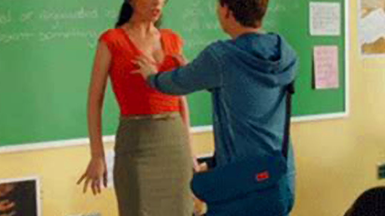 Зрелая директриса использует препода чтобы заманить студентку в тройничок