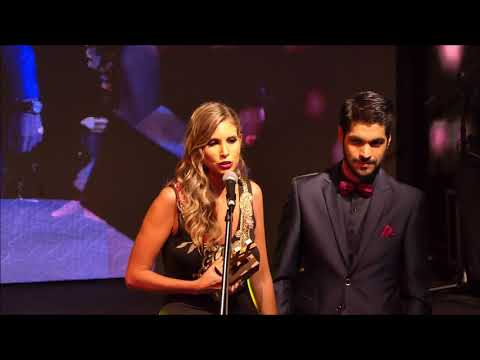 Natalie Yoffe y Andrés Ojeda al recibir el premio #LosMasVistos