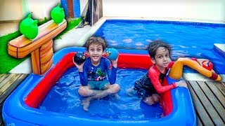 BRINCANDO na PISCINA INFANTIL do ANGRY BIRDS de Brinquedo - Paulinho e Toquinho