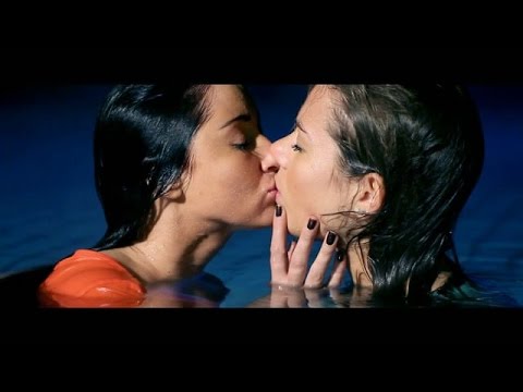 Красивый лесбийский секс двух подруг на свежем воздухе у бассейна