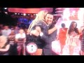 Una joven inglesa se cae por las escaleras y enseña todas sus partes íntimas en la tele!
