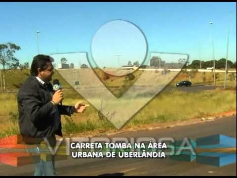 Carreta tomba em alça do Anel Viário de Uberlândia