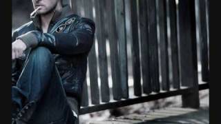 Watch Justin Timberlake Pose video