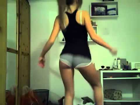 Любительский эротический танец молодой фигуристой девушки перед вебкамерой