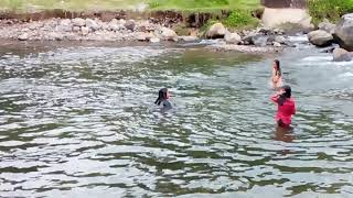 Mandi Di Sungai