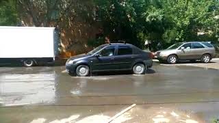 Видео В Астрахани улица Моздокская поплыла от Астрахань 24, улица Маяковского, Астрахань, Россия