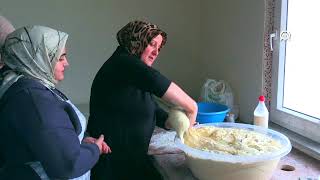 Tokatta Üniversiteli Kızlar Köy Fırınında Soğanlı Pağaç Yaptı