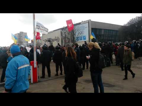 22 02 14 ПРотивостояние Харьковский Съезд депутатов Юго Востока и колонна гастролеров Евромайдана 1