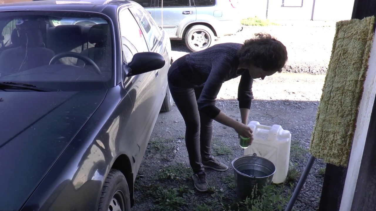 Чтобы получить халявный секс бабе пришлось мыть машину парня 