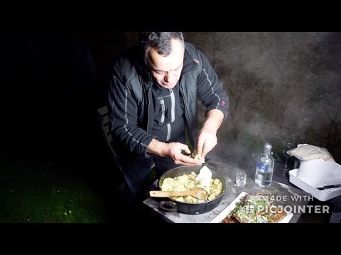 Сочные рёбра молодого баранина и картофельное пюре на мангале Сочные рёбра молодого баранина и картофельное пюре на мангале