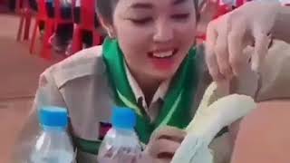 Cara Memakan Pisang Yang Viral