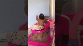 Minha Sobrinha Brincando De Fazer Bagunça