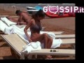 Susanna Messaggio, mamma e moglie in spiaggia