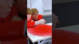 風船割ったら中から大量の