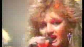 Клип Bonnie Tyler - Holding Out For A Hero (live)