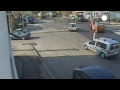 Rumanía: un toro embiste un policía en la calle -- cámara de videovigilancia