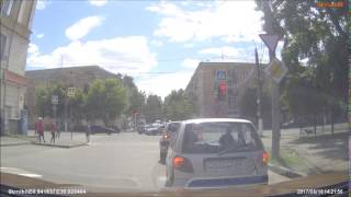 Видео Нарушение ПДД. г. Тверь, перекресток 15 лет Октября- пр. Победы от Владимир Чернышов, улица 15 лет Октября, Тверь, Россия