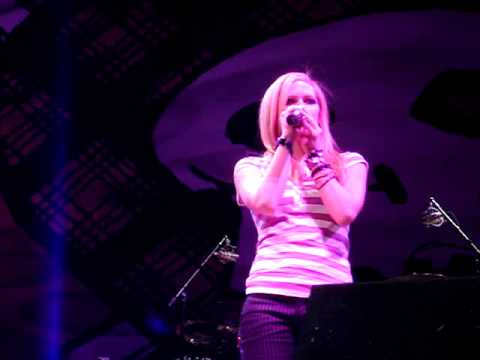 Avril Lavigne Keep Holding On. Avril Lavigne - Keep Holding On :: Molson Ampitheatre