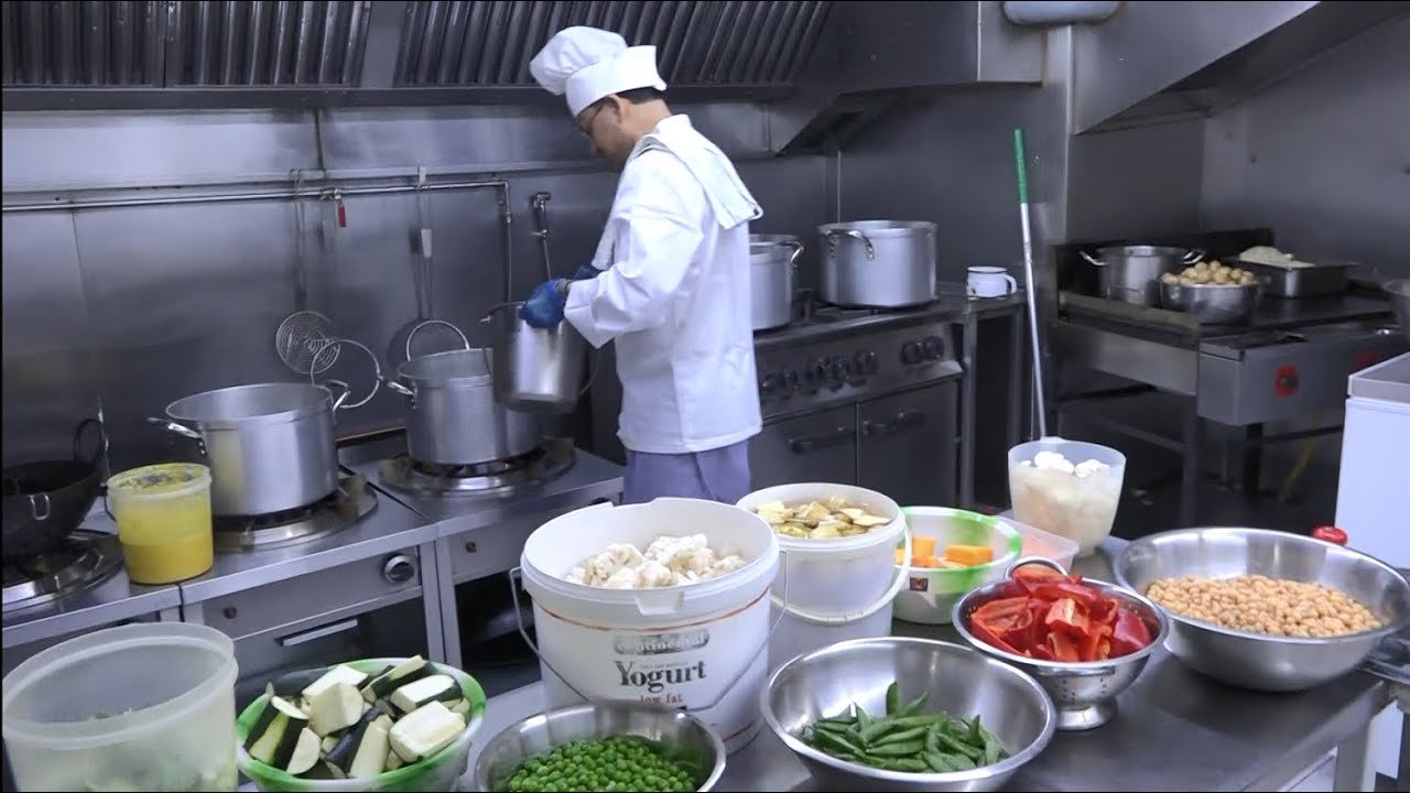 Head Chef Cooking 6 Curries | Rice | Pakoras | Medu Vada | Rotis | Healthy Wealthy Indian Restaurant