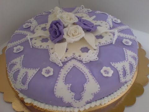 Watch Torta in pasta di zucchero e ghiaccia reale . Cakes fondant royal icing