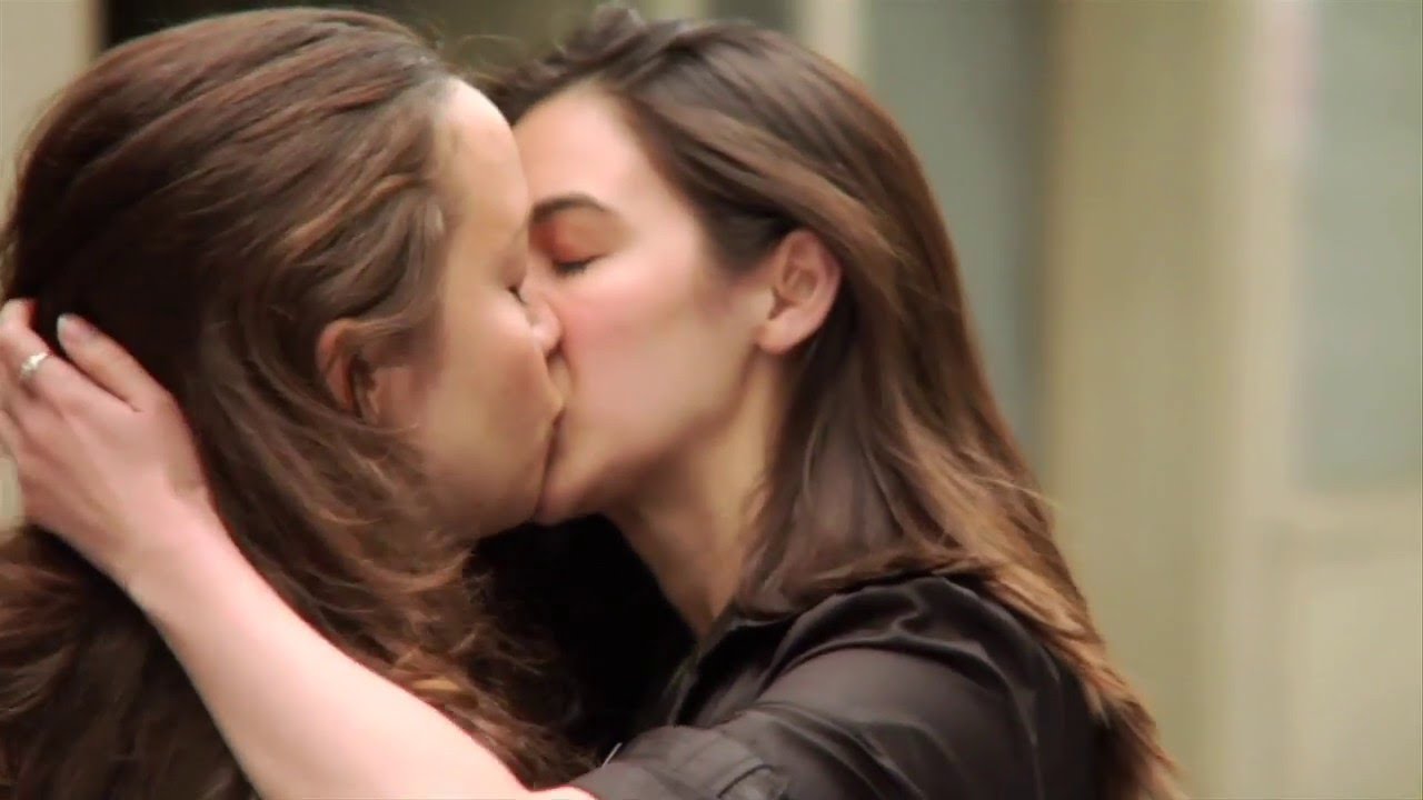 Lesbian kiss scissor cumshot
