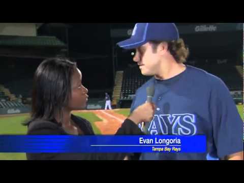 Evan Longoria saves reporter with bare hand catch (Frame by Frame)