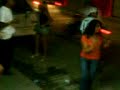 CHICA SEXY SE QUITA LA ROPA EN PUBLICO!!