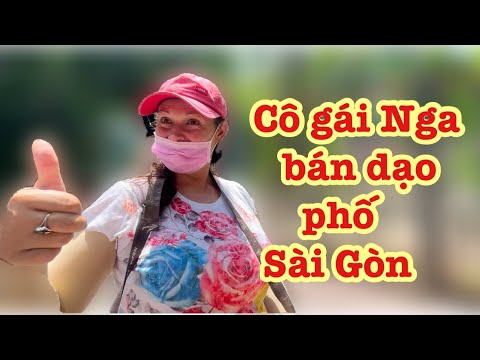 Cô gái Tây xinh đẹp bán bánh dạo trên đường phố Sài Gòn