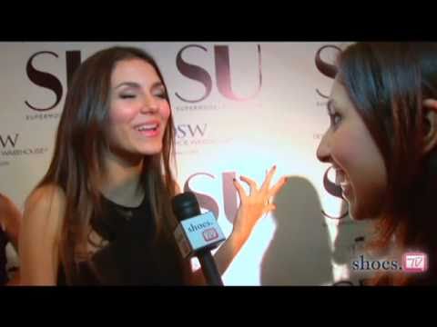 Carpet Crasher Nickelodeon Stars feat Victoria Justice Elizabeth Gillies 