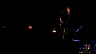 Watch Suzanne Vega Rock In This Pocket video