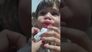 Ela Pegou A Tampinha Do Desodorante, E Sugou Na Boca E Criou Pressão