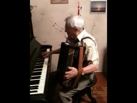 Виртуоз Микушев Л.Е. играет на аккордеоне и фортепьяно