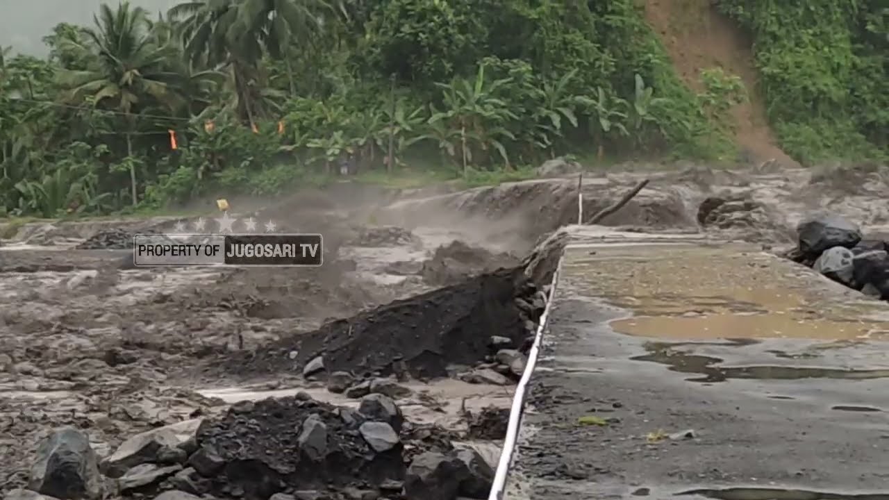 HORRIBLE ️ SECONDS OF FLOOD LAVARY SEMERU JUMPING OVER THE BRIDGE HORRIBLE ️ SECONDS OF FLOOD LAVARY SEMERU JUMPING OVER THE BRIDGE