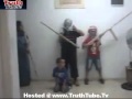 Çocuklar bu sefer kafa kesme oyunu oynuyorlar !