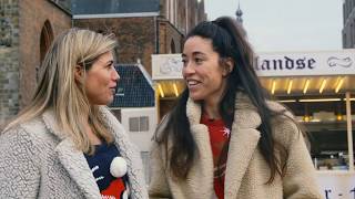 Naomi en Kim bezorgen kerstboom bij deelnemers Deloitte Students Hockey Trophy 2019