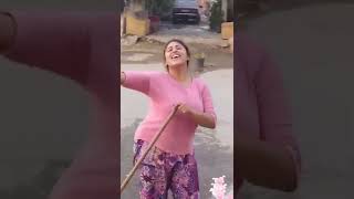 Güler Yüzlü Roman Hatun Roman Havası Oyna Süpürgeyle Hem Şarkı Söylüyor Hem Yerleri Süpürüyor