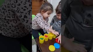 Eylül Ve Azra Oyun Hamurlarinin Renklerini Öğreniyor Lar