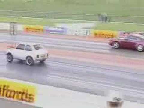 An amazing video of an old italian fiat 126 from 70's against a porsche