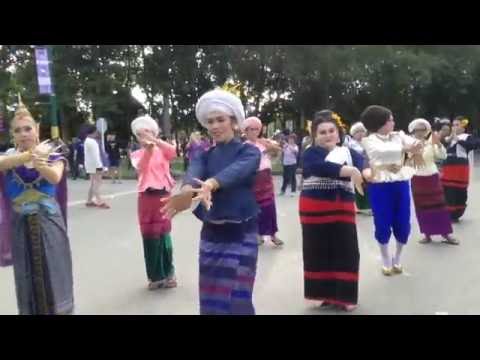 วิจิตรศิลป์ มช. ฟ้อนเล็บ รับน้องขึ้นดอย59