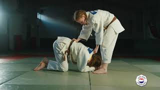 Bruine Band Judo Sankaku-Jime Onderliggende Driehoeksverwurging