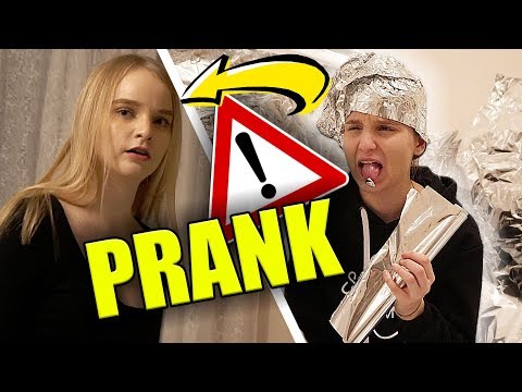 Zimmer meiner Schwester in ALUFOLIE einpacken ! / Prank - Celina